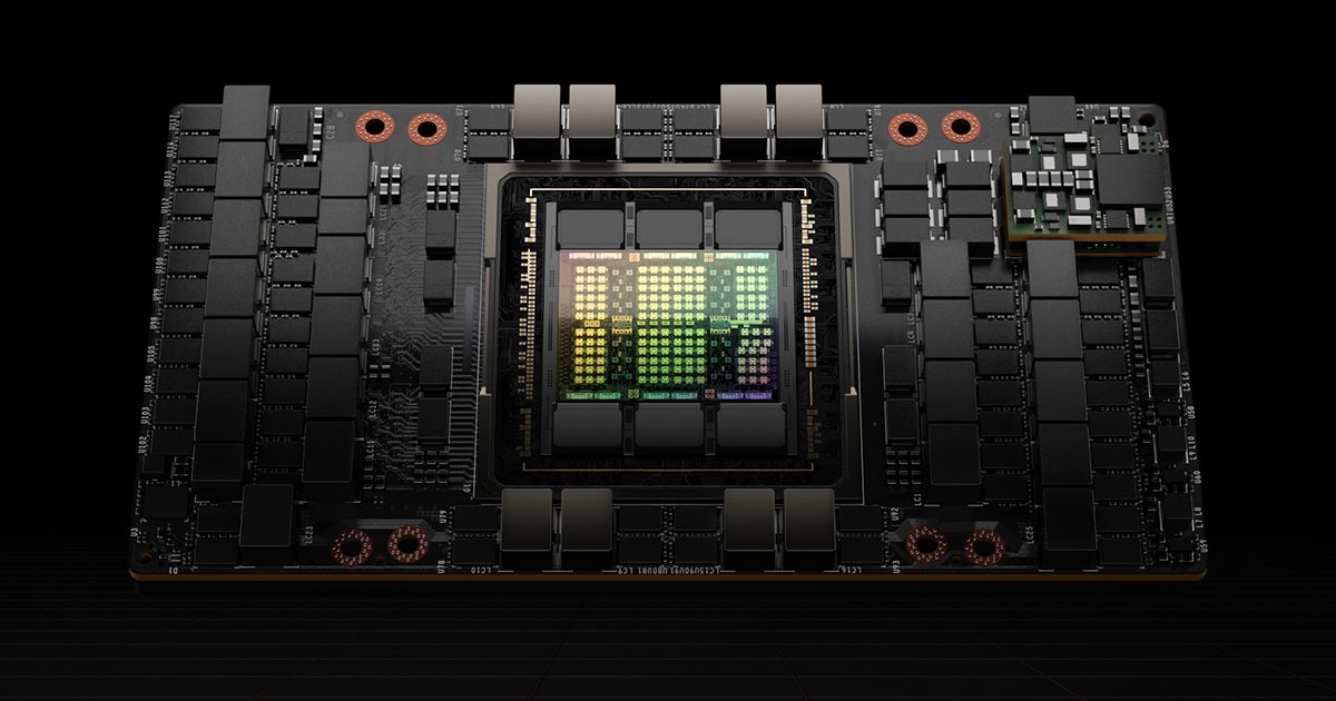 NVIDIA H100 데이터센터 GPU의 검은색 보드와 중앙 칩